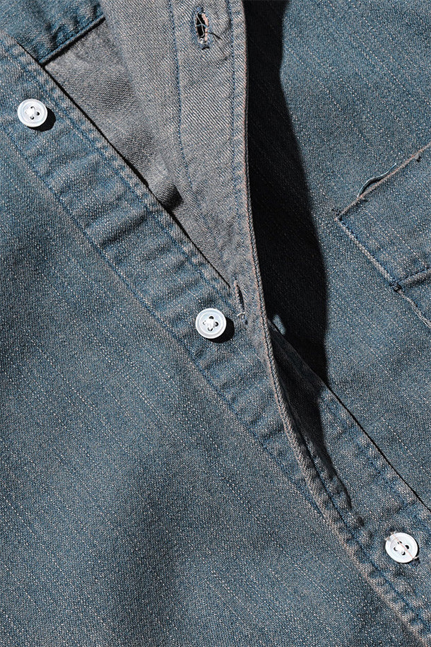 (CLESSTE) 빈티지 데님 클래식 시티 S/S 셔츠 - 빈티지 브라운은 아메리칸 클래식 스타일을 현대적으로 재해석한 남성용 셔츠입니다. 오버핏 실루엣과 롱 기장으로 편안하면서도 스타일리시한 핏을 연출하며, 봄, 여름 시즌에 적합합니다. 워싱된 데님 소재에 빈티지 다이 가공을 거쳐 은은한 색감과 부드러운 촉감을 선사합니다. 큰 칼라 디자인이 특징이며, 데이트룩, 여행룩과 같은 TPO에 클래식, 캐주얼 스타일로 활용하기 좋습니다. 일본 오카야마 봉제 공장에서 제작되어 뛰어난 품질을 자랑합니다.
