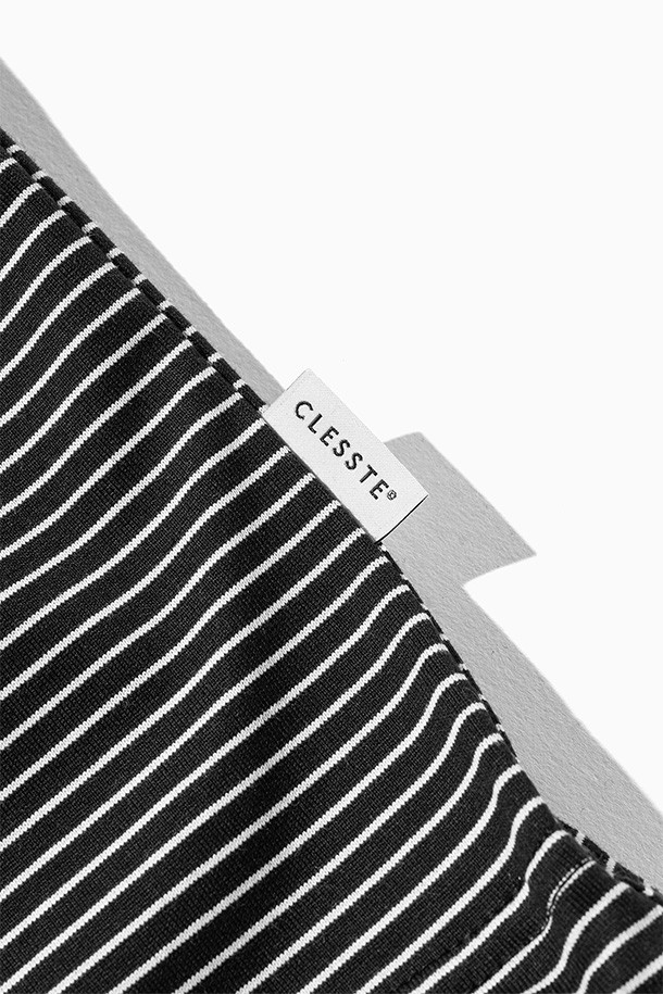 (CLESSTE) "C" 스트라이프 매시브 티셔츠 (블랙 X 화이트)는 남녀 모두 착용 가능한 캐주얼 및 스트릿 스타일의 오버핏 반소매 티셔츠입니다. 블랙과 화이트 컬러의 스트라이프 패턴이 돋보이며, 밑단 양쪽에 어저스터가 부착되어 사이즈 조절이 용이합니다. CLESSTE 시그니처 로고가 디자인되어 브랜드의 아이덴티티를 더합니다. 봄, 여름, 가을에 활용하기 좋은, 데일리룩에 포인트를 더해줄 아이템입니다. 미니멀한 스타일 연출에도 적합합니다.
