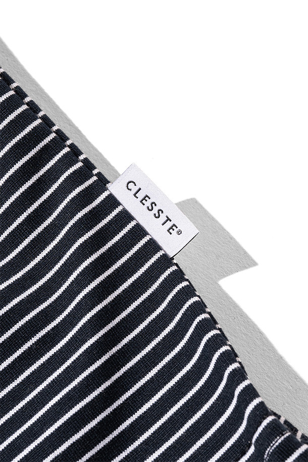 (CLESSTE) "C" 스트라이프 매시브 티셔츠 (네이비 X 화이트)는 스트릿, 캐주얼 스타일을 즐기는 남녀 모두를 위한 오버핏 반소매 티셔츠입니다. 봄, 여름 시즌에 적합하며, 산책룩과 집콕룩 등 편안한 TPO에 잘 어울립니다. 네이비와 화이트 컬러의 스트라이프 패턴이 시원하고 경쾌한 느낌을 주며, CLESSTE 시그니처 심볼 로고로 포인트를 더했습니다. 밑단 양쪽에 어저스터가 부착되어 사이즈 조절이 용이하며, 3XL 빅사이즈까지 폭넓은 선택이 가능합니다.
