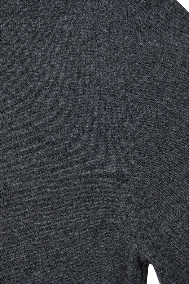 엑스트라 슈퍼 파인 브이넥 니트 - 차콜은 부드러운 촉감과 보온성을 갖춘 남성용 니트입니다. 엑스트라 수퍼 파인 울 100% 소재로 제작되어 고급스러운 착용감을 선사하며, 얇은 두께감으로 가을부터 겨울까지 활용하기 좋습니다. 차콜 컬러의 베이직하고 미니멀한 디자인으로 다양한 스타일 연출이 용이하며, 데일리룩 및 출근룩에 적합합니다. 소매단과 밑단 리브 처리로 깔끔한 마무리를 더했으며, 드라이클리닝을 권장합니다. 여유로운 핏의 긴소매 브이넥 니트로 미니멀, 클래식, 캐주얼 스타일을 즐겨보세요.
