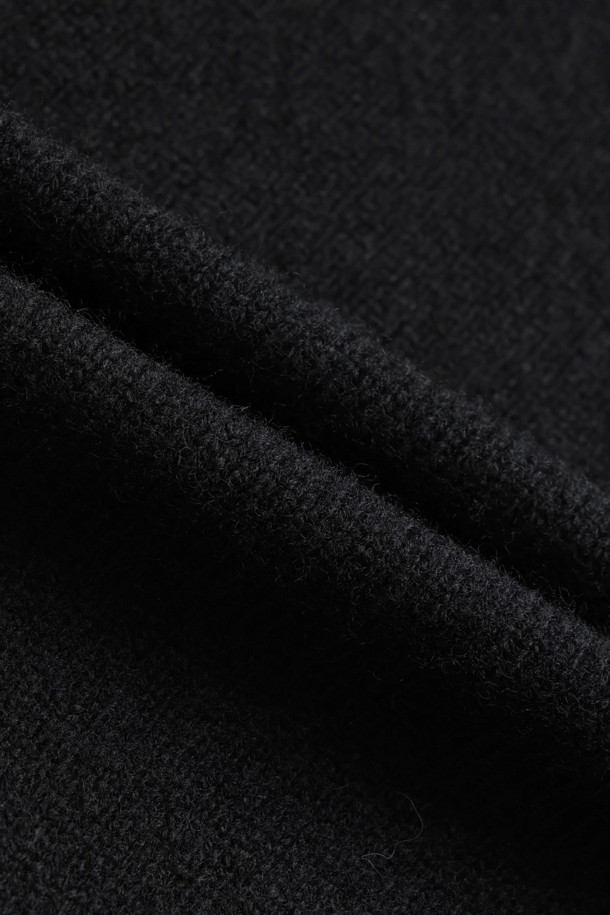 블랙 컬러의 여성 램스울 크루넥 니트 가디건입니다. 가을과 겨울에 어울리는 두꺼운 두께감으로, 부드러운 램스울 소재가 편안한 착용감을 선사합니다. 베이직하고 클래식한 디자인으로, 레귤러 핏과 라운드넥이 특징입니다. 출근룩, 오피스룩, 모임룩 등 다양한 TPO에 활용 가능한 실용적인 아이템입니다. 블루종 스타일 커프스로 포인트를 더했으며, 미니멀하고 클래식한 스타일을 연출하기 좋습니다.
