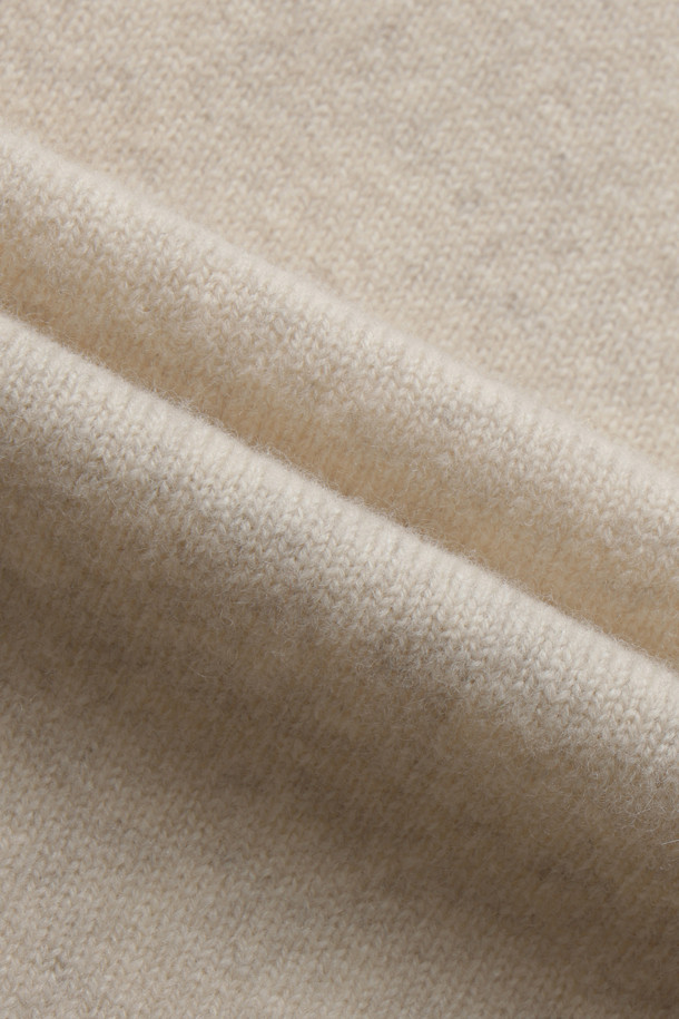 오트밀 컬러의 여성 램스울 크루넥 니트 가디건입니다. 베이직하고 클래식한 스타일로, 가을과 겨울에 따뜻하게 입을 수 있습니다. 부드러운 램스울 소재와 두꺼운 두께감으로 포근한 착용감을 선사하며, 레귤러 핏으로 편안하게 착용 가능합니다. 라운드넥 디자인에 버튼 여밈 방식으로, 블루종 스타일 커프스가 특징입니다. 출근룩, 모임룩, 비즈니스 캐주얼 등 다양한 TPO에 활용할 수 있는 미니멀하고 클래식한 디자인입니다.
