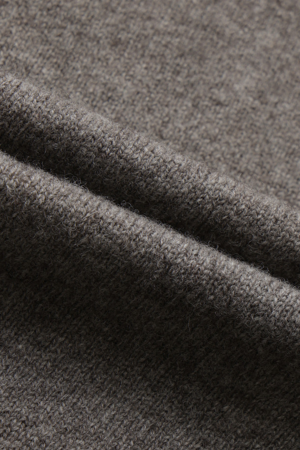 토프 컬러의 여성 램스울 크루넥 니트 가디건입니다. 부드러운 램스울 소재로 제작되어 포근하고 따뜻한 착용감을 선사합니다. 루즈핏으로 편안하게 착용 가능하며, 라운드넥 디자인으로 다양한 스타일 연출이 용이합니다. 가을, 겨울 시즌 데일리룩 또는 모임룩으로 활용하기 좋으며, 캐주얼, 클래식, 미니멀 스타일 모두 소화 가능합니다. 특히, 블루종 스타일 커프스로 포인트를 더해 세련된 분위기를 연출합니다.
