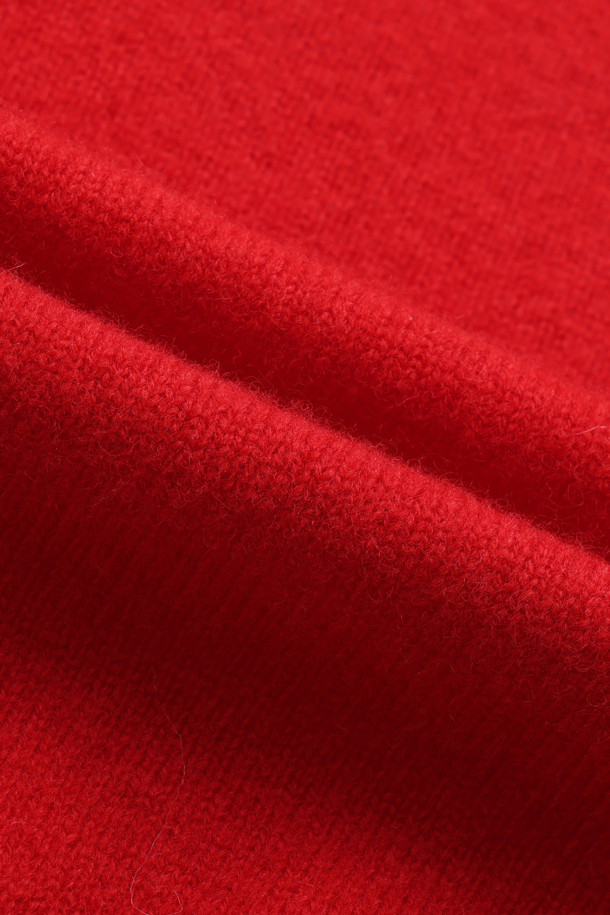 WOMEN'S LAMBSWOOL CREW NECK KNIT CARDIGAN - RED (여성 램스울 크루 넥 니트 가디건 - 레드)는 가을, 겨울에 착용하기 좋은 여성용 니트 가디건입니다. 램스울 소재로 제작되어 부드러운 촉감을 선사하며, 레귤러 핏과 얇은 두께감으로 편안하게 착용할 수 있습니다. 라운드넥 디자인에 무지 패턴, 긴 소매 기장으로 베이직하고 클래식한 스타일을 연출합니다. 특히, 블루종 스타일 커프스가 특징이며, 출근룩이나 모임룩, 미니멀, 캐주얼 스타일에 활용하기 좋습니다. 버튼 여밈 방식으로 간편하게 착용 가능합니다.
