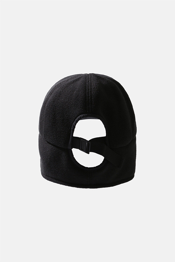 HIKER TROOPER CAP (하이커 트루퍼 캡) - 블랙은 하이킹 및 일상 활동에 적합한 깊은 모자 깊이의 트루퍼캡입니다. 부드러운 촉감의 폴리에스테르와 나일론 혼방 소재로 제작되어 겨울철 보온성을 제공하며, 흡습 및 속건 기능으로 쾌적함을 유지합니다. 접이식 귀덮개와 후면 버클 클로저를 통해 착용감을 조절할 수 있으며, 무지 디자인에 버클 장식이 더해져 캐주얼, 고프코어, 미니멀 스타일을 연출합니다. 등산룩과 캠핑룩에 매치하여 스타일리시한 겨울 패션을 완성해보세요.
