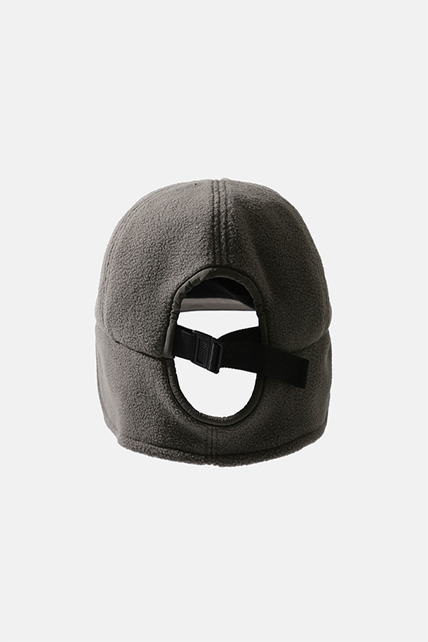 **하이커 트루퍼 캡 - 애쉬 브라운**은 하이킹과 일상생활에서 따뜻함과 스타일을 모두 잡을 수 있는 겨울철 방한 모자입니다. 부드러운 촉감의 플리스 소재와 두꺼운 두께로 뛰어난 보온성을 제공하며, 귀덮개와 버클 디자인이 특징입니다. 폴리에스테르와 나일론 혼방으로 제작되어 흡습, 속건 기능은 물론, 깊은 모자 깊이와 챙 부분의 심볼 라벨이 돋보입니다. 애쉬 브라운 컬러의 무지 디자인으로 캐주얼, 고프코어, 미니멀 스타일의 등산룩과 캠핑룩에 활용하기 좋습니다. 후면 버클 클로저를 통해 사이즈 조절이 가능합니다.
