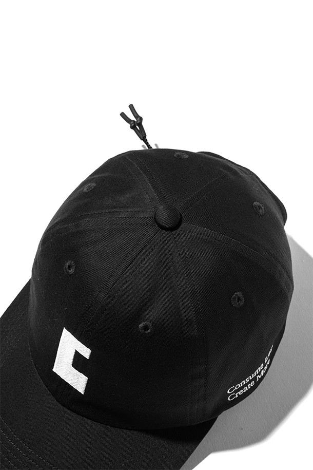 C ACTIVE CITY CAP 003 - BLACK X WHITE는 남녀 모두 착용 가능한 캡모자입니다. 블랙과 화이트 색상 조합으로, 봄, 여름, 가을에 착용하기 좋으며, 중간 챙 넓이와 로고 패턴이 특징입니다. 6패널 디자인에 반사 재질 스트레치 코드가 디자인 장식으로 더해졌으며, 50-61cm 사이즈 조절이 가능합니다.