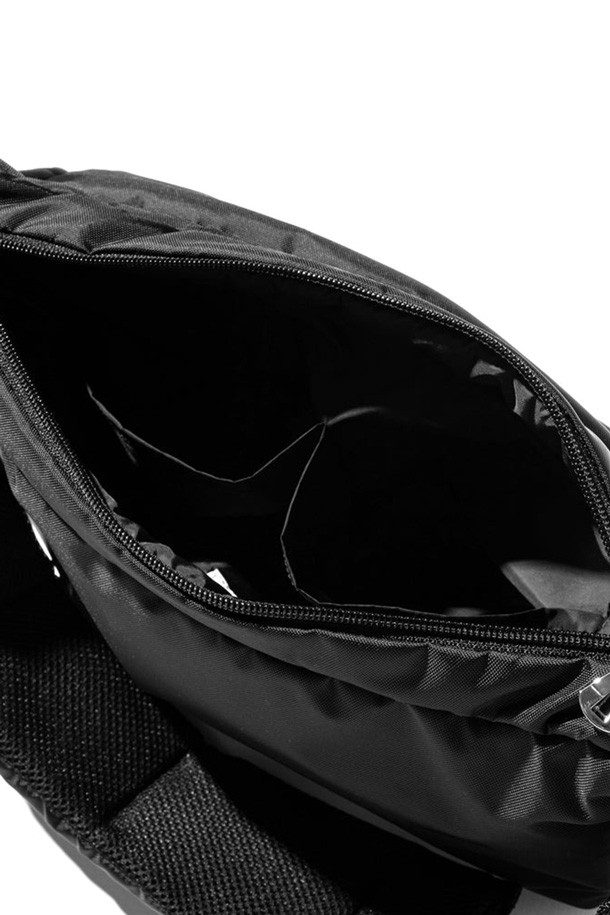 (CLESSTE) 멀티 포켓 홀리데이 백 - 블랙은 여행룩, 캐주얼, 미니멀, 시티보이 스타일을 위한 남성용 가방입니다. 옥스포드 원단으로 제작되어 생활 방수 기능과 경량성을 갖췄으며, 11인치 아이패드 수납이 가능합니다. 다수의 외부 포켓과 4개의 내부 포켓, 지퍼형 잠금 방식으로 실용적인 수납 공간을 제공합니다. 무지 패턴의 사각 가방 디자인에 카라비너 장식이 더해져 세련된 느낌을 선사합니다. 여행 및 일상에서 폭넓게 활용할 수 있는 데일리 백입니다.
