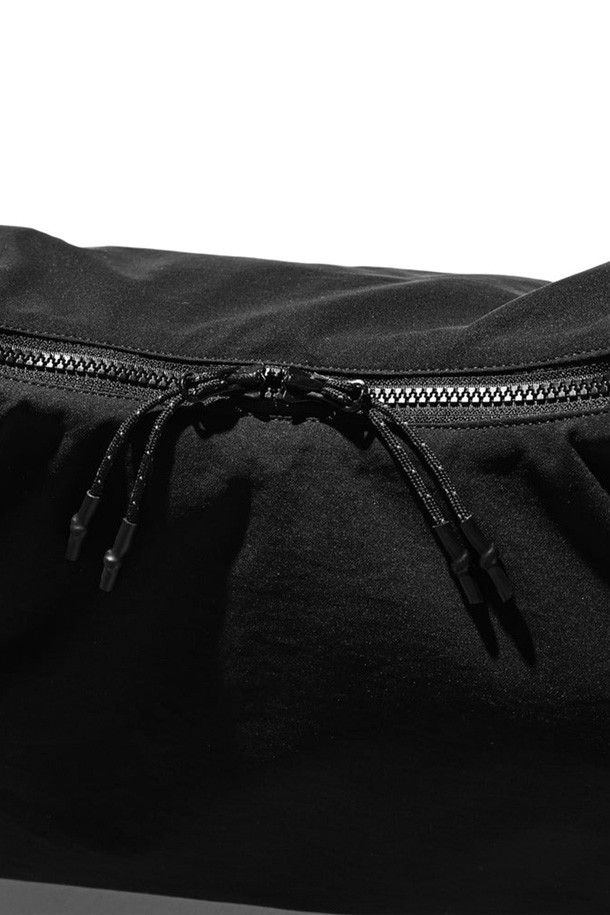 (CLESSTE) 소프트 쉘 시스템 어드저스터 백 - 블랙은 미니멀, 캐주얼, 시크 스타일을 추구하는 남성 고객을 위한 가방입니다. 부드러운 나일론 소재의 반원 형태 크로스백으로, 블랙 색상에 버클 디테일로 포인트를 주었습니다. 가방 내부에는 넉넉한 수납공간이 마련되어 있으며, 스트랩 조절을 통해 편리하게 사이즈를 조절할 수 있습니다. 일상생활에서 다양한 소지품을 안전하고 스타일리시하게 휴대할 수 있는 실용적인 아이템입니다.
