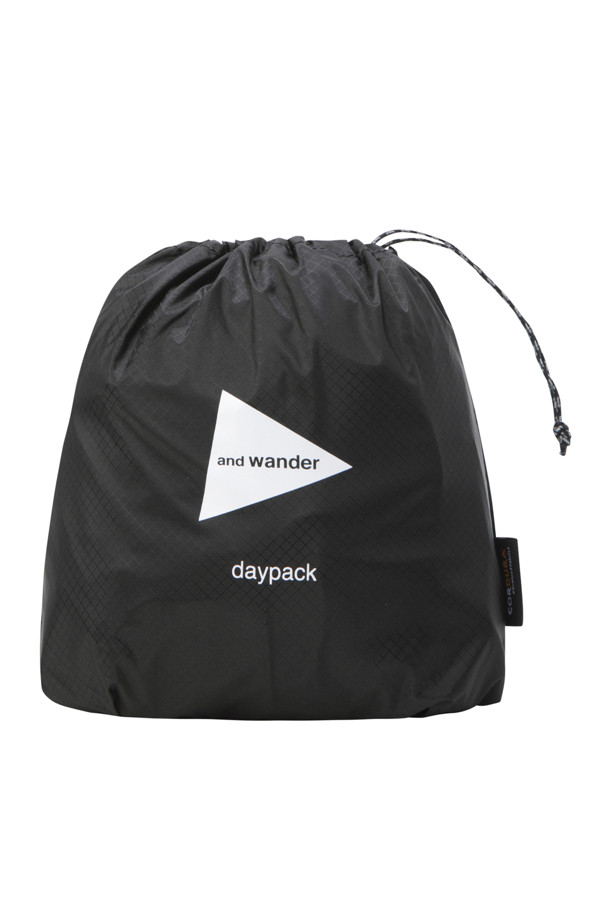 (앤드 와인더) 실 데이백 - 블랙은 일상과 하이킹에 적합한 남성용 데이백입니다. 방수 기능을 갖춘 사각 디자인으로, CORDURA 원단을 사용하여 내구성을 높였습니다. 넉넉한 수납을 위한 사이드 포켓과 내부 포켓, 그리고 지퍼형 잠금 방식을 갖추고 있습니다. 미니멀하고 캐주얼한 스타일을 연출하며, 로고 패턴으로 포인트를 더했습니다. 나일론과 실리콘 소재를 사용하여 가볍고 실용적인 데이백입니다.
