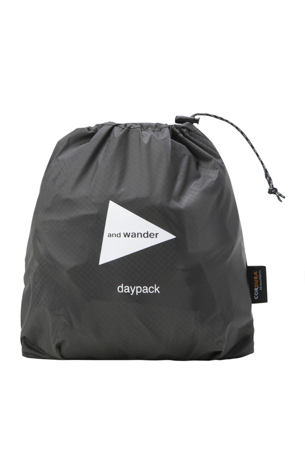(AND WANDER) 실 데이백 - 그레이는 하이킹과 일상에서 활용하기 좋은 데이백입니다. INVISTA 실리콘 코팅 CORDURA 나일론 원단을 사용하여 방수 기능을 갖췄으며, 내부 포켓과 사이드 포켓으로 수납력을 높였습니다. 미디엄 사이즈의 사각 가방으로, 캐주얼, 고프코어, 미니멀 스타일의 등산룩과 여행룩에 잘 어울립니다. 그레이 컬러에 로고 패턴이 더해져 디자인 포인트를 더했습니다. 지퍼형 잠금 방식으로 내용물을 안전하게 보관할 수 있습니다.
