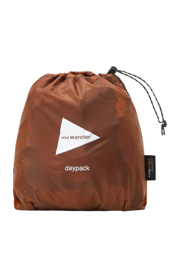 (앤드 와인더) 실 데이팩 - D.ORANGE는 하이킹 및 일상 사용에 적합한 남성용 데이팩입니다. 다크오렌지 컬러의 사각 형태 가방으로, 로고 패턴이 특징입니다. CORDURA 원단과 INVISTA 실리콘 코팅을 사용하여 방수 기능을 갖췄으며, 미디엄 사이즈로 제작되었습니다. 사이드 포켓과 내부 포켓이 있어 수납이 용이하며, 지퍼형 잠금 방식으로 내용물을 안전하게 보관할 수 있습니다. 고프코어 및 캐주얼, 미니멀 스타일의 등산룩과 여행룩에 매치하기 좋습니다.
