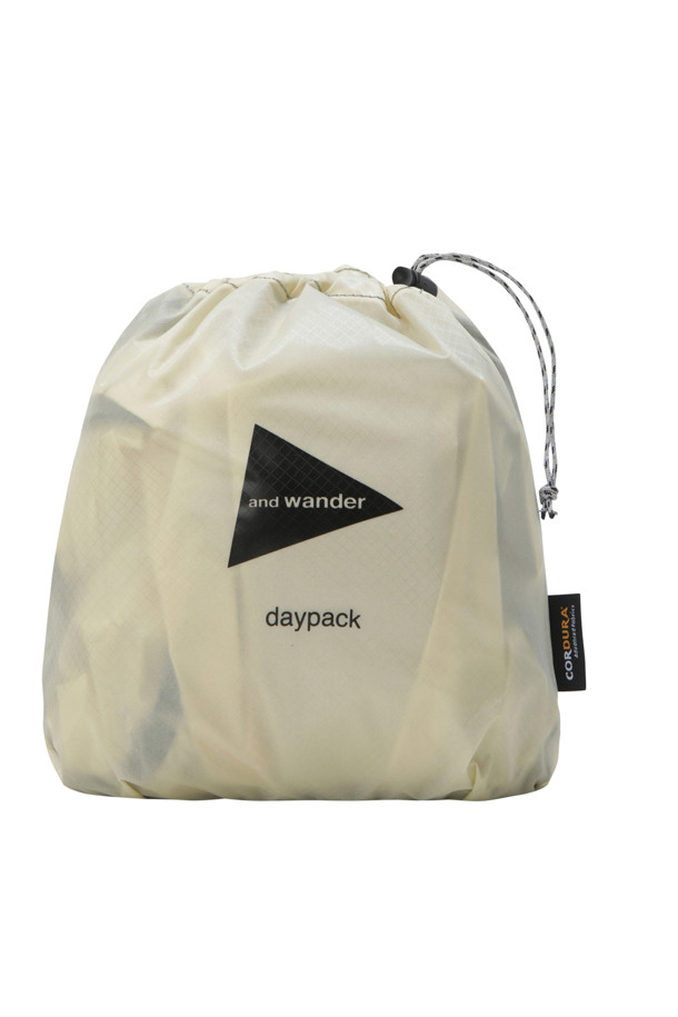 (앤드 원더) 실 데이백 - 오프 화이트는 일상과 하이킹에 적합한 미디엄 사이즈의 데이백입니다. 방수 기능을 갖춘 사각 디자인으로, 로고 패턴이 특징이며, CORDURA 원단을 사용하여 내구성을 높였습니다. 남성용 가방으로, 오프 화이트 색상이며, 사이드 포켓과 내부 포켓이 있어 수납이 용이합니다. 여행룩, 등산룩에 어울리는 캐주얼, 미니멀, 고프코어 스타일 연출에 활용할 수 있습니다. 나일론과 실리콘 소재로 제작되었습니다.
