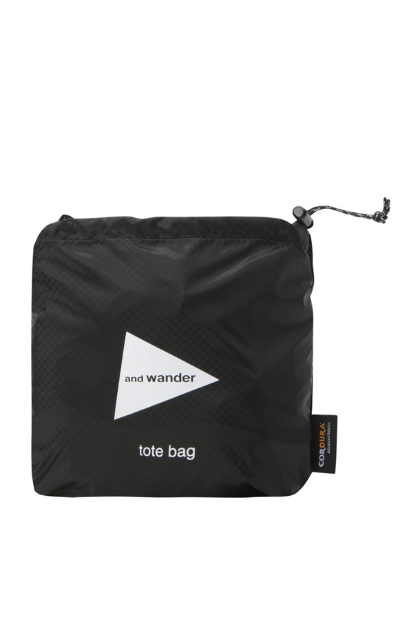 (앤드 원더) 실 토트 백 - 블랙은 미니멀하고 캐주얼한 스타일의 남성용 토트백입니다. 20L 용량의 미디엄 사이즈로, 일상 및 여행에 적합하며, 재활용 소재를 사용한 친환경 제품입니다. 방수 기능을 갖춘 ECOPAK 원단을 사용하여, 내수압 20,000mm로 제작되었습니다. 사각형 모양에 조임용 끈으로 잠그는 방식이며, 가볍고 포켓 타블하여 편리하게 사용할 수 있습니다. 블랙 색상의 무지 디자인으로 어떤 스타일에도 쉽게 매치할 수 있습니다.
