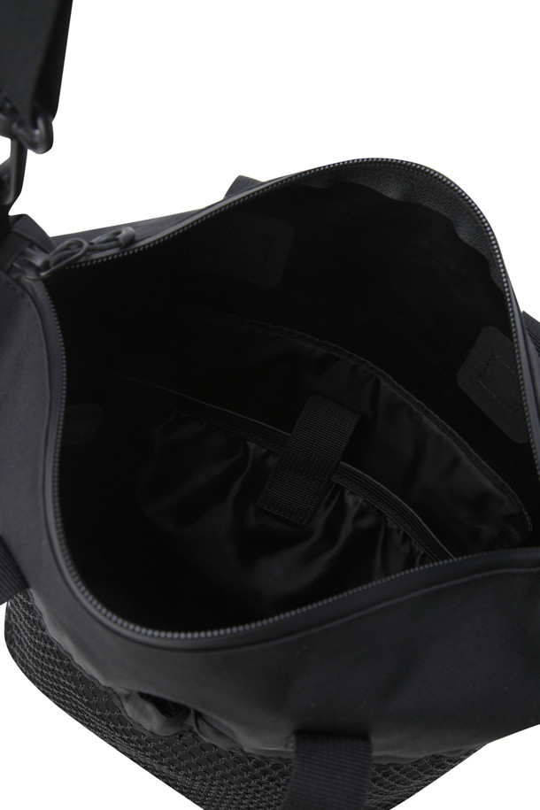 (AND WANDER) PE/CO 2WAY BAG - BLACK는 면과 폴리에스테르 혼방 소재의 블랙 컬러 숄더백입니다. 2-way 디자인으로, 필요에 따라 다양한 스타일 연출이 가능하며, 넉넉한 수납을 위한 대형 포켓과 지퍼형 잠금 방식을 갖췄습니다. 미디엄 사이즈의 사각 형태 가방으로, 캐주얼 및 스포티한 스타일 연출에 적합하며, 도시 사용과 아웃도어 활동 모두에 적합합니다. 완전 방수 기능을 제공하여 궂은 날씨에도 내용물을 안전하게 보호합니다. 미니멀한 디자인으로 어떤 룩에도 잘 어울립니다.
