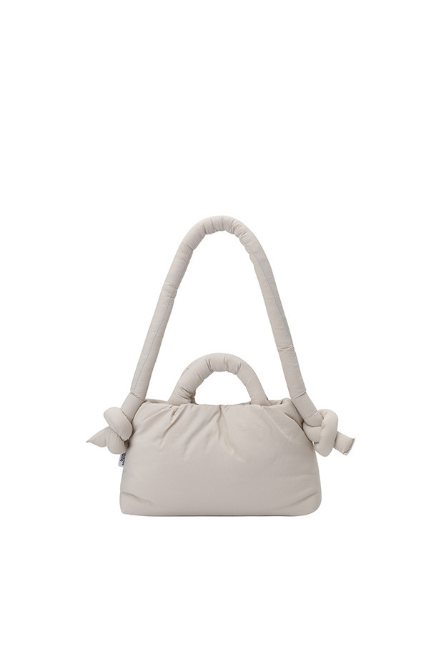 미니 오나 소프트 백 - 샌드는 여성스러운 미니백으로, 부드러운 소재와 은은한 샌드 컬러가 특징입니다. 가볍고 실용적인 스몰 사이즈로, 데이트룩, 쇼핑룩, 카페룩 등 다양한 TPO에 매치하기 좋습니다. 스트랩 길이 조절이 가능하여 (최대 100cm) 숄더백 또는 크로스바디백으로 연출할 수 있으며, 내부 포켓 2개와 외부 지퍼 포켓 1개로 수납력을 높였습니다. 미니멀, 클래식, 캐주얼 스타일을 즐겨 입는 분들께 추천합니다.
