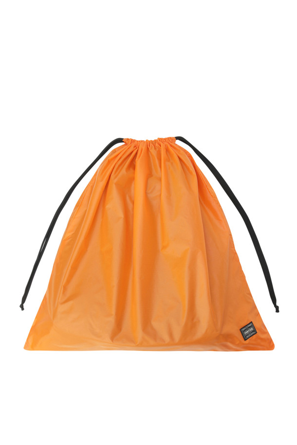 (PORTER) 탱커 럭색 - 블랙은 시그니처 탱커 시리즈의 백팩으로, 일상과 여행 모두에 적합한 디자인입니다. 블랙 컬러의 무지 디자인에 플랩 디테일이 돋보이며, 미디엄 사이즈로 수납력을 높였습니다. 세계 최초 양산화된 100% 식물성 나일론 소재를 사용하여 내구성과 스타일을 동시에 잡았습니다. 조임끈과 지퍼형 잠금 방식으로 내용물을 안전하게 보호하며, 정품 파우치를 함께 제공합니다. 미니멀, 클래식, 시티보이 스타일의 여행룩과 출근룩에 매치하기 좋습니다.
