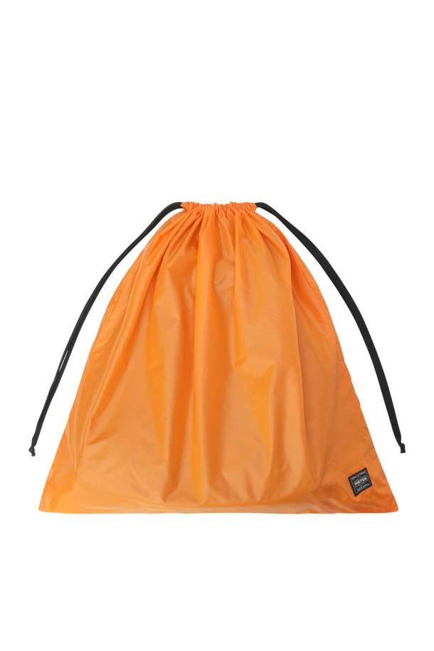 (PORTER) 탱커 럭색 - 그린은 일상과 여행 모두에 적합한 남성용 백팩입니다. 미니멀, 캐주얼, 시티보이 스타일을 추구하는 분들께 추천하며, 넉넉한 수납공간을 제공합니다. 식물성 나일론 소재를 사용하여 내구성을 높였으며, 플랩 디자인과 조임 끈, 지퍼형 잠금 방식이 특징입니다. (PORTER) 탱커 시리즈 특유의 사각 형태 디자인과 그린 컬러, 무지 패턴이 세련된 느낌을 선사합니다. 정품 파우치를 포함하여 실용성을 더했습니다.
