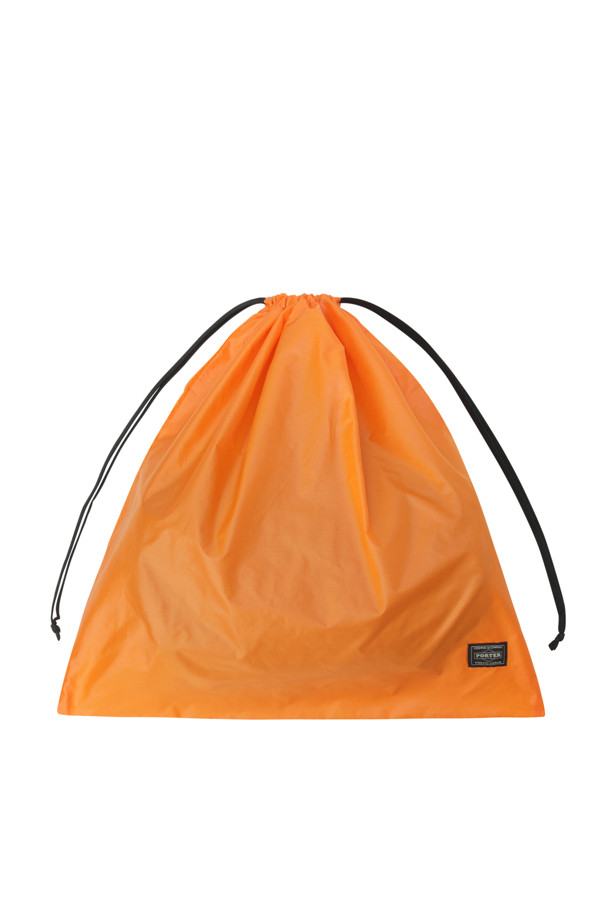 (PORTER) 탱커 롤 백 - 블랙은 100% 식물성 나일론 소재로 제작된 남성용 롤백입니다. 미디엄 사이즈의 블랙 컬러 무지 디자인으로, 스포티, 미니멀, 캐주얼 스타일을 연출하기 좋습니다. 지퍼형 잠금 방식에 2-WAY 기능, 탈부착 스트랩, 외부 사이드 포켓이 있어 실용성을 더했습니다. 컴팩트한 사이즈로 일상에서 가볍게 사용하기 좋으며, 정품 파우치를 함께 제공합니다.
