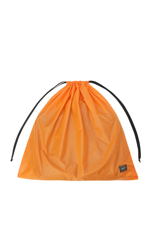 (PORTER) 탱커 2웨이 도큐먼트 백 W 지퍼 - 블랙은 남성용 서류가방으로, 나일론 소재의 라지 사이즈 무지 가방입니다. 지퍼 잠금 방식과 사각 형태 디자인에 2WAY, 다양한 내부 포켓, 뒷면 포켓, 정품 파우치 등 실용적인 기능성을 갖췄습니다. 오피스룩, 비즈니스 캐주얼, 출근룩 등 TPO에 적합하며, 클래식, 미니멀, 시크 스타일을 연출하기 좋습니다. 일상과 비즈니스 모두 활용 가능한 실용적인 아이템입니다.
