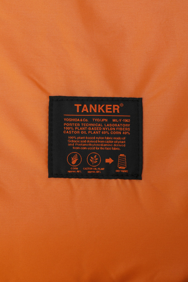 (PORTER) 탱커 2WAY 도큐먼트 백 W 지퍼 - 그린은 남성을 위한 라지 사이즈 서류가방입니다. 나일론 소재의 무지 디자인으로, 2WAY 기능과 다양한 내부 포켓, 뒷면 포켓, 정품 파우치까지 포함하여 실용성을 높였습니다. 지퍼형 잠금 방식으로 소지품을 안전하게 보관하며, 그린 컬러가 세련된 분위기를 더합니다. 출근룩, 비즈니스 캐주얼, 오피스룩 등 다양한 TPO에 활용 가능하며, 클래식, 미니멀, 시크 스타일을 즐기는 분들께 추천합니다.
