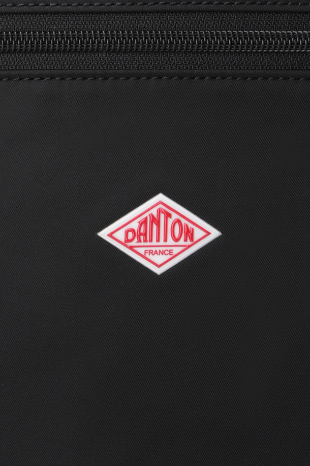 **폴리에스터 트윌 백팩 - 블랙(화이트)**는 미니멀, 캐주얼, 시티보이 스타일을 추구하는 남성을 위한 백팩입니다. 출근룩, 여행룩, 비즈니스 캐주얼에 잘 어울리며, 27L 용량의 미디엄 사이즈로 넉넉한 수납 공간을 제공합니다. 폴리에스터 소재에 로고 자수 디자인이 특징이며, 무지 패턴의 블랙과 화이트 컬러로 출시되었습니다. 내부에는 펜 홀더, 키 후크, 메쉬 포켓을 갖추고 있으며, 가방 잠금 방식은 지퍼형과 벨크로형입니다. 압축 스트랩, 가슴 스트랩, 조절식 어깨 스트랩이 있어 편안하게 착용 가능합니다.
