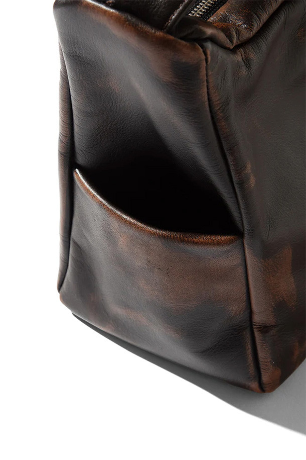 클레스티 빈티지 레더 홀리데이 백 - 브라운은 출근룩과 비즈니스 캐주얼에 어울리는, 클래식하고 미니멀한 스타일의 남성용 가방입니다. 11인치 아이패드 수납이 가능한 미디엄 사이즈의 사각 가방으로, 내부 4개의 포켓과 이어폰 포켓을 갖춰 실용성을 높였습니다. 넉넉한 수납공간과 더불어 마그네틱 잠금 방식과 카라비너 디자인으로 편의성을 더했습니다. 일본산 소가죽을 사용하여 수작업으로 제작되었으며, 브라운 컬러와 무지 패턴이 고급스러운 느낌을 자아냅니다.
