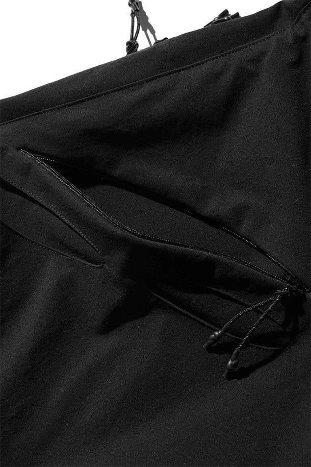 (CLESSTE) 소프트 쉘 퓨처 백 - 블랙은 미니멀, 클래식, 시크 스타일을 추구하는 남성을 위한 숄더백/크로스백입니다. 유기적인 타원형 포켓 디자인과 지퍼 디테일이 돋보이며, 고탄성, 내구성, 유연성을 갖춘 이중직 원단 TEXBRID를 사용하여 제작되었습니다. 미디엄 사이즈의 블랙 색상 무지 가방으로, 출근룩, 비즈니스 캐주얼, 여행룩 등 다양한 TPO에 활용 가능합니다. 가방 잠금 방식은 지퍼형이며, 숄더백 또는 크로스백으로 활용할 수 있어 실용적입니다.
