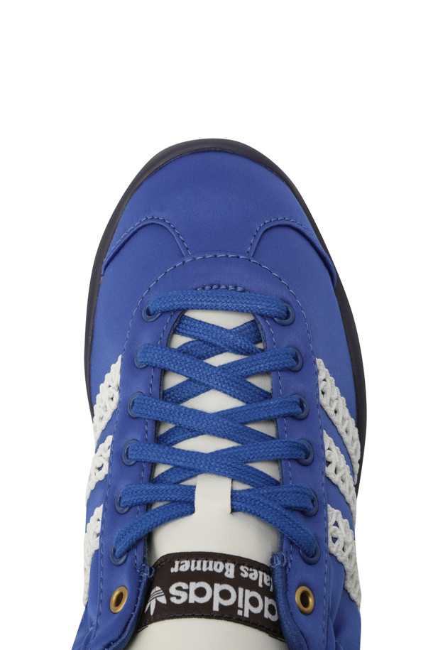 아디다스 X 웨일즈 보너 KARINTHA LO SATIN - 블루 쿼츠는 여성용 운동화입니다. 은은한 광택이 돋보이는 새틴 소재와 고급스러운 가죽의 조화가 돋보이며, 라운드 앞코에 플랫 굽으로 편안함을 더했습니다. 끈으로 여미는 디자인에, 스트라이프 패턴과 크로셰 디테일이 특징이며, 로우컷 탑라인으로 세련된 룩을 연출합니다. 데이트룩, 여행룩과 같은 TPO(Time, Place, Occasion)에 캐주얼, 클래식, 미니멀 스타일을 더해 활용하기 좋습니다. 웨일즈 보너 로고가 디자인의 완성도를 높입니다.
