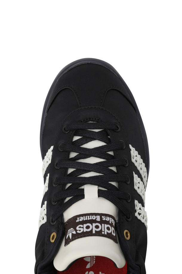 아디다스 X 웨일즈 보너 KARINTHA LO 새틴 - 코어 블랙/다크 브라운/크림 화이트 여성 운동화는 일상 및 캐주얼 스타일을 위한 제품입니다. 라운드 앞코에 로우 컷 탑라인, 레이스업 여밈으로 클래식한 디자인을 강조하며, 봄, 여름, 가을 계절에 착용하기 좋습니다. 블랙, 다크브라운, 크림 화이트의 세 가지 색상 조합과 새틴 소재가 은은한 광택감을 선사합니다. 크로셰와 스트라이프 패턴이 돋보이며, 웨일즈 보너 콜라보레이션으로 특별함을 더했습니다. 데이트룩, 출근룩 등 다양한 TPO에 미니멀하고 캐주얼한 스타일을 연출할 수 있습니다.
