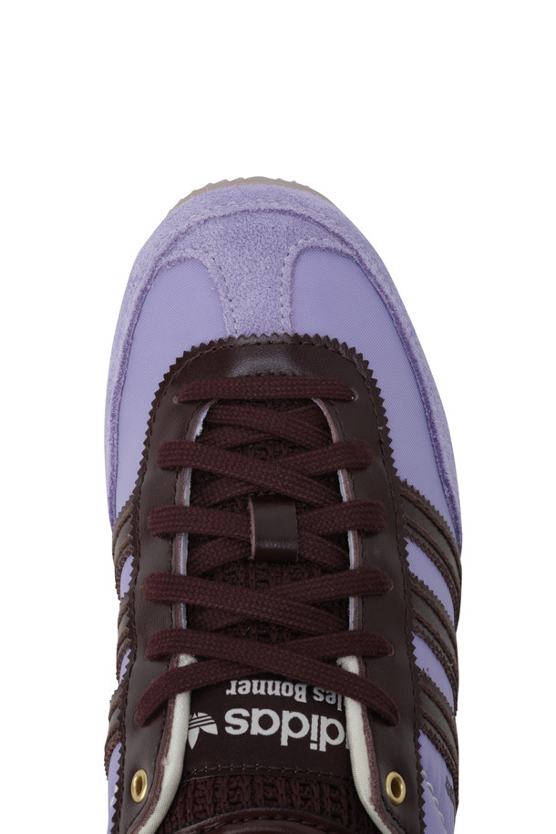 (아디다스 X 웨일즈 보너) 재팬 - 크림 화이트/라이트 퍼플/나이트 레드는 여성용 운동화입니다. 크림 화이트, 라이트 퍼플, 나이트 레드의 세련된 컬러 조합이 돋보이며, 라운드 앞코와 끈으로 여미는 디자인이 특징입니다. 가죽과 고무 소재로 제작되어 편안한 착화감을 제공하며, 낮은 굽 높이와 플랫한 굽 타입으로 안정감을 더했습니다. 레트로 무드를 기반으로 T-토우 대비 스티치 디테일, 슬림한 검솔, 빈티지 감성이 조화를 이루어 산책룩, 캐주얼 스타일, 스포티 무드에 모두 잘 어울립니다.
