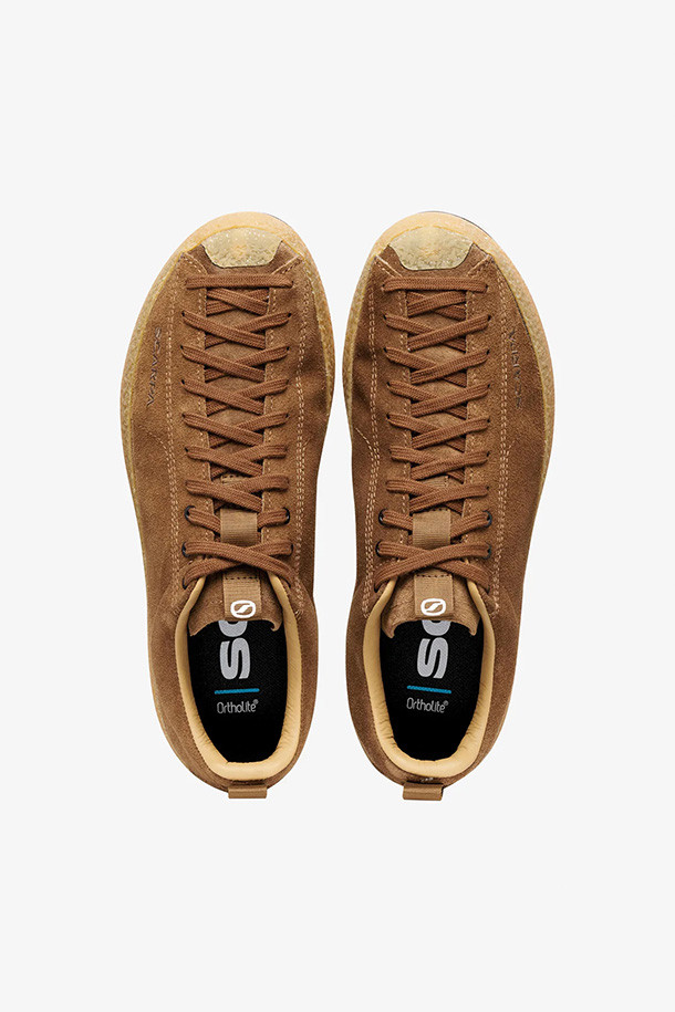 (2025) 모히토 랩 LL - 내추럴 여성 운동화는 부드러운 스웨이드와 내구성이 뛰어난 고무 소재를 사용하여 편안함과 스타일을 모두 잡았습니다. 라운드 앞코 디자인과 로우탑 스타일은 캐주얼, 클래식, 미니멀 룩에 모두 잘 어울리며, 산책룩 연출에도 제격입니다. 발을 감싸는 가죽 안감은 쾌적함을 더하고, 레이스업 여밈으로 발에 맞게 조절할 수 있습니다. 클라이밍 슈즈에서 영감을 얻은 디자인과 익스텐디드 레이싱 시스템, EVA 미드솔, 재활용 소재 20% 사용으로 기능성과 친환경성을 동시에 갖췄습니다. 핸드메이드 방식으로 제작되어 충격 흡수와 보행 안정성을 제공합니다.
