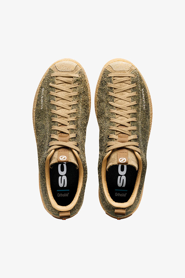 (2025) 모히토 랩 F - 미메티코는 카키 컬러의 여성용 스웨이드 & 가죽 소재 여성 운동화입니다. 일상 및 산책룩에 어울리는 캐주얼, 클래식, 미니멀 스타일의 로우탑 레이스업 슈즈로, 펠트 질감 가공을 통해 독특한 멋을 더했습니다. 클라이밍 슈즈에서 영감을 얻어 디자인되었으며, EVA 미드솔과 재활용 소재 20%를 사용하여 제작되었습니다. 충격 흡수와 접지력 기능을 갖춘 핸드메이드 방식으로 제작된 플랫 슈즈입니다.
