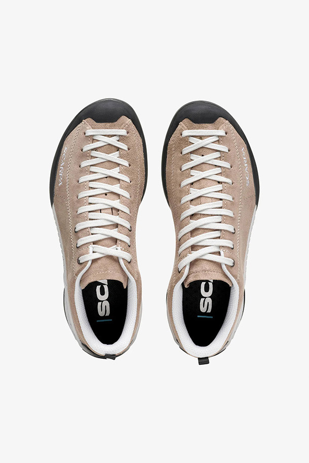 (2025) 모히토 - 더스트 로즈는 여성용 스웨이드 소재의 로우컷 레이스업 슈즈입니다. 더스트 로즈와 베이지 두 가지 색상으로 출시되어, 봄, 여름, 가을 계절에 캐주얼, 미니멀, 클래식 스타일을 연출하기 좋습니다. 라운드 앞코와 플랫 굽 디자인으로 편안한 착용감을 제공하며, 일상과 워킹 모두에 적합합니다. 가볍고 발볼이 일반적인 디자인으로 산책룩, 데이트룩에 활용하기 좋습니다.
