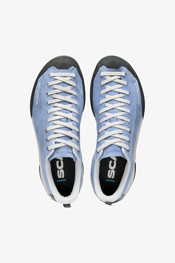 (2025) 모히토 - 스카이 블루는 산책룩과 캐주얼, 미니멀 스타일을 즐겨 입는 여성분들을 위한 신발입니다. 캔버스 소재에 라운드 앞코 디자인으로 편안함을 강조했으며, 굽 높이는 낮고 플랫 타입으로 제작되었습니다. 스카이 블루 컬러와 무지 패턴이 산뜻한 느낌을 주며, 레이스업 방식으로 발을 안정적으로 잡아줍니다. 로우탑 디자인과 일반 발볼 사이즈로 제작되어 일상생활에서 편안하게 착용할 수 있습니다.
