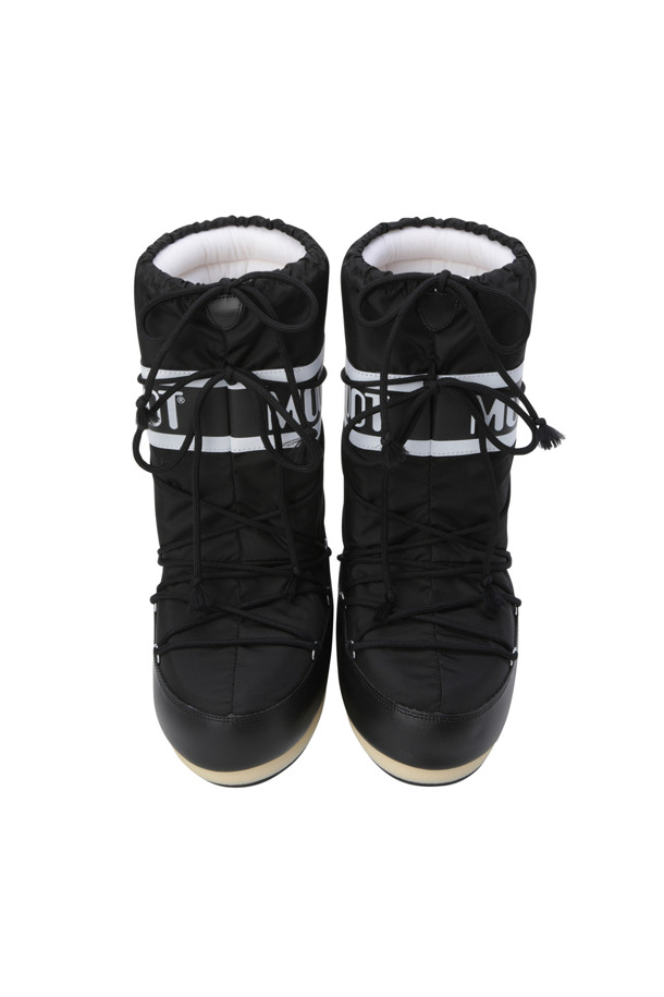 엠비 아이콘 나일론 부츠 - 블랙은 유아동을 위한 겨울 부츠입니다. 발수 기능의 나일론, PVC, 고무 소재로 제작되었으며, 무지 패턴에 레이스업 방식의 신발 끈으로 착용감을 조절할 수 있습니다. 실버톤 메탈 아일릿과 교차형 튜브 레이스가 특징이며, 미끄럼 방지 고무 트레드 밑창으로 안전성을 높였습니다. 일상, 산책, 동네 마실룩 등 다양한 겨울 데일리룩에 캐주얼, 미니멀, 고프코어 스타일로 연출하기 좋습니다. 방수 및 미끄럼 방지 기능을 갖춰 활동적인 아이들에게 적합합니다.
