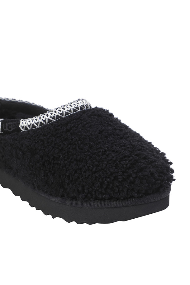 (UGG) 타즈만 맥시 컬리 - 1158356 BLACK는 여성용 슬리퍼/뮬 제품입니다. 블랙 색상으로, 가을과 겨울에 따뜻하게 신을 수 있습니다. 1.25인치 플랫폼 굽에 라운드 앞코 디자인이며, 10mm 곱슬곱슬한 양털 가죽 소재, 스웨이드, EVA 소재를 사용하여 편안함과 내구성을 높였습니다. 안감은 양털이며, 브레이드 패턴이 특징이며 오픈형으로 제작되었습니다. 집콕룩, 겨울 데일리룩, 산책룩 등 다양한 TPO에 미니멀, 캐주얼, 클래식 스타일로 연출하기 좋습니다.
