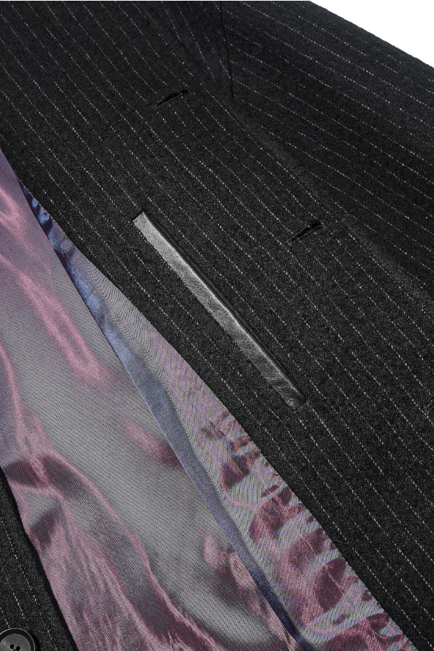 MIDLOOM 숏 맥 코트 - 핀스트라이프는 클래식하면서도 캐주얼한 분위기를 연출하는 남성용 맥코트입니다. 핀스트라이프 패턴과 미디엄 기장으로 세련된 실루엣을 자랑하며, 릴랙스 핏으로 편안한 착용감을 선사합니다. 봄, 가을 시즌에 적합하며, 출근룩, 비즈니스 캐주얼, 데이트룩 등 다양한 TPO에 활용할 수 있습니다. 면과 울 혼방 소재로 제작되어 부드러운 촉감을 제공하며, 카라 안쪽 가죽 배색과 포켓 삼각 가죽 디테일이 고급스러움을 더합니다. 천연 소뿔 단추와 큐프라, 폴리 혼방 안감으로 마감하여 높은 완성도를 보여줍니다.
