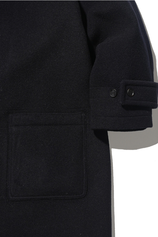 다크 네이비 컬러의 울 더플 코트는 3M Thinsulate 충전재와 타스마니아 울 원단을 사용하여 보온성을 극대화한 겨울철 필수 아우터입니다. 1980년대 영국군 더플 코트를 모티브로 한 클래식한 디자인에 릴랙스 핏이 더해져 편안하면서도 모던한 스타일을 연출합니다. 토글 여밈 방식과 롱 기장, 긴 소매, 더블브레스트 코트 타입으로 클래식, 미니멀, 시크 스타일을 완성하며, 출근룩, 모임룩, 연말 모임룩 등 다양한 TPO에 활용 가능합니다. 부드러운 촉감과 무지 패턴은 어떤 옷에도 잘 어울려 폭넓은 활용도를 자랑합니다.
