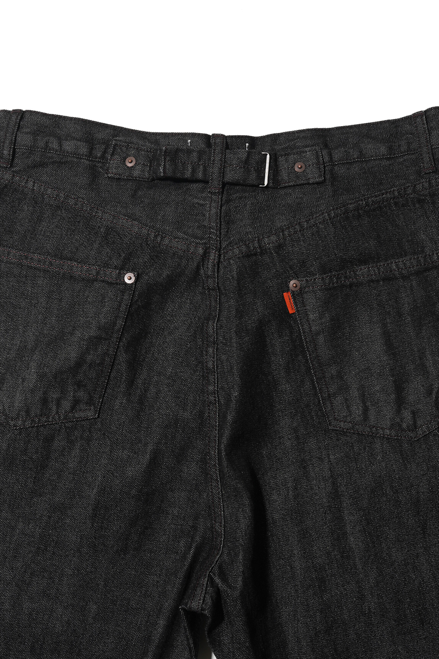 유기농 코튼 와이드 테이퍼드 데님 팬츠 원 워시 (블랙)는 클래식한 무드의 남성 데님 팬츠입니다. 오카야마산 데님 원단으로 제작되었으며, 셀비지 디테일과 원워시 가공을 통해 빈티지한 멋을 더했습니다. 와이드 핏과 테이퍼드 디자인으로 편안하면서도 세련된 실루엣을 연출합니다. 뻣뻣한 촉감의 두꺼운 데님으로 제작되어 4계절 내내 착용 가능하며, WALDES 버클과 가죽 라벨, 클래식 5P 디자인이 특징입니다. 데이트룩, 미니멀, 워크웨어 스타일을 즐기는 분들께 추천합니다.
