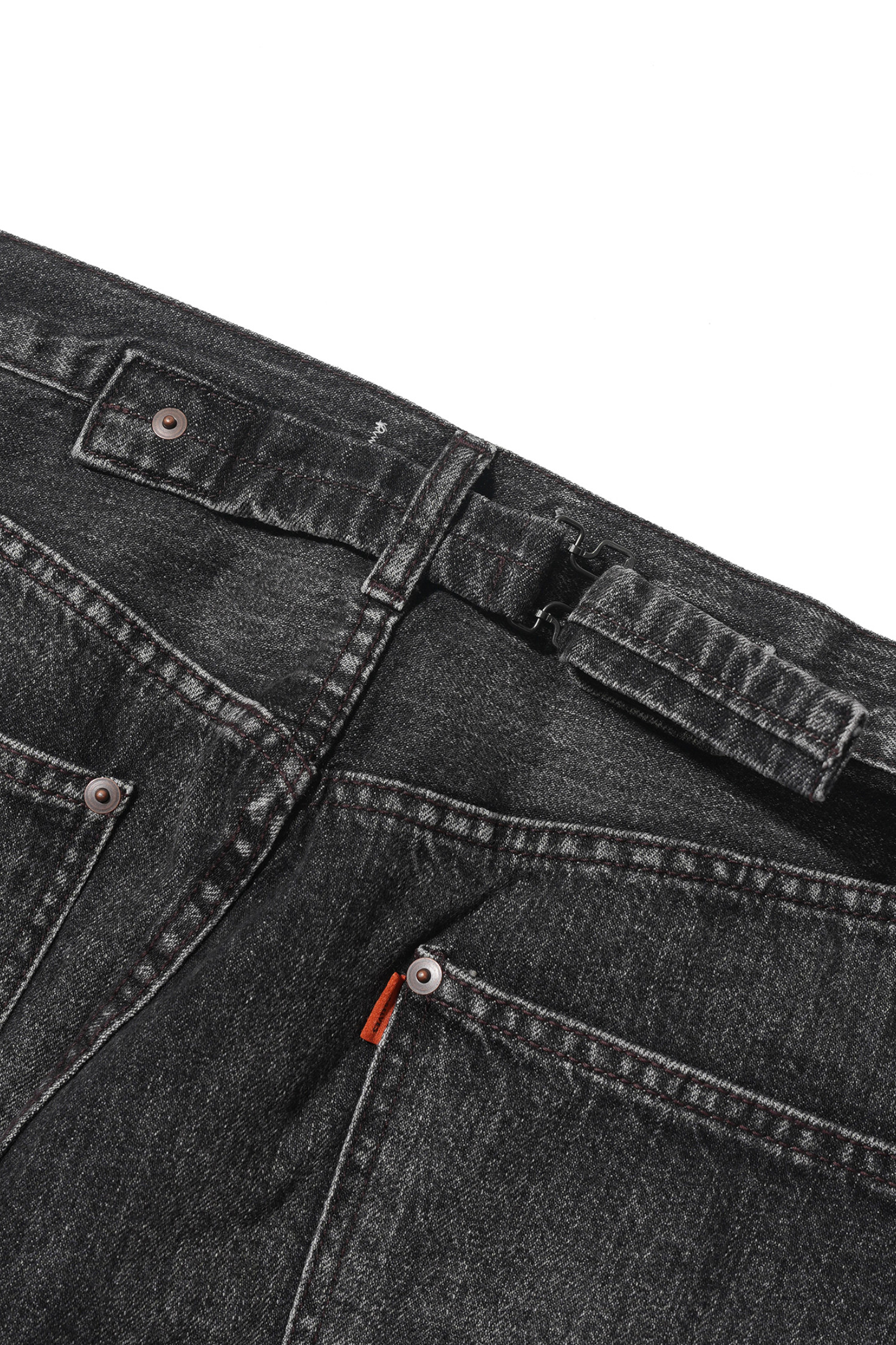 오가닉 코튼 와이드 테이퍼드 데님 팬츠 워시드 블랙은 빈티지하고 클래식한 무드를 자아내는 남성용 데님 팬츠입니다. 1947년 XX 모델을 오마주하여 제작되었으며, 1차 워싱 가공을 거쳐 자연스러운 색감과 부드러운 착용감을 제공합니다. 셀비지 데님, 오가닉 코튼 소재를 사용하여 내구성이 뛰어나며, 5포켓 디자인과 WALDES 버클, 가죽 라벨 디테일로 완성도를 높였습니다. 데이트룩, 쇼핑룩 등 다양한 TPO에 활용 가능하며, 클래식, 미니멀, 워크웨어 스타일을 즐겨 입는 분들께 추천합니다. 와이드 핏과 테이퍼드 핏으로 편안하면서도 세련된 핏을 연출합니다.
