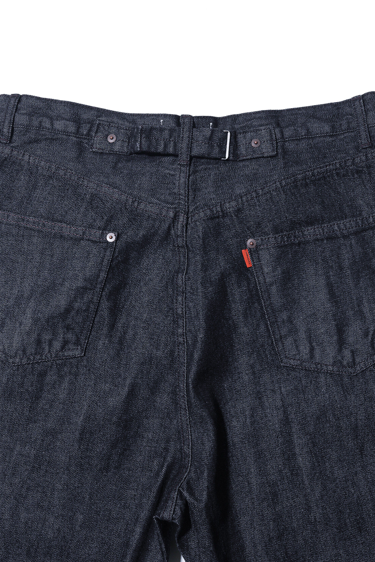 유기농 코튼 와이드 테이퍼드 데님 팬츠 (원워시, 인디고)는 클래식과 빈티지 스타일을 아우르는 남성용 데님 팬츠입니다. 뻣뻣한 질감의 두꺼운 데님 소재로 제작되어 사계절 내내 착용 가능하며, 와이드 핏과 테이퍼드 디자인으로 편안함과 트렌디함을 동시에 선사합니다. 셀비지 데님, 원워시 가공, 오가닉 코튼, WALDES's 버클, 5포켓 디자인, 가죽 라벨 등 섬세한 디테일이 돋보입니다. 데이트룩, 카페룩, 미니멀, 워크웨어 스타일을 즐기는 분들께 추천합니다.
