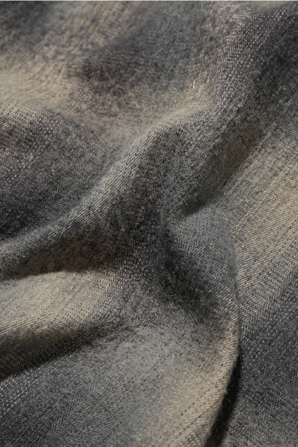 빈티지 텍스처 오픈 칼라 셔츠 - 그레이는 가을, 겨울 시즌에 어울리는 클래식하고 빈티지한 무드의 셔츠입니다. 부드러운 촉감의 울과 면 혼방 소재로 제작되었으며, 선염 체크 패턴이 돋보입니다. 오픈 칼라 디자인과 긴 소매, 자개 단추, 옆 트임 디테일이 특징이며, 축융 트윌 원단을 사용하여 고급스러움을 더했습니다. 데이트룩, 가을 나들이룩, 겨울 데일리룩 등 다양한 TPO에 맞춰 클래식, 미니멀, 캐주얼 스타일로 연출하기 좋습니다.
