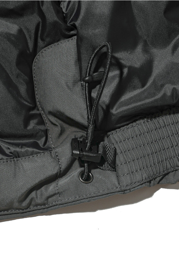 GOOSE DOWN MIL 베스트 - 차콜은 겨울철 캐주얼룩을 완성하는 데일리 아이템입니다. 밀리터리 무드를 담은 베이직한 디자인에, 무지 패턴과 차콜 컬러로 어떤 옷에도 쉽게 매치할 수 있습니다. 구스다운 충전재를 사용하여 보온성을 높였으며, 밑단 스트링 조절과 암홀 밴딩 디테일로 활동성을 더했습니다. 겉감은 면, 폴리에스테르, 나일론 혼방으로 부드러운 촉감을 자랑하며 생활 발수 기능까지 갖춰 실용적입니다. 산책이나 여행 시, 스타일리시하고 따뜻하게 착용할 수 있는 레귤러핏 베스트입니다.
