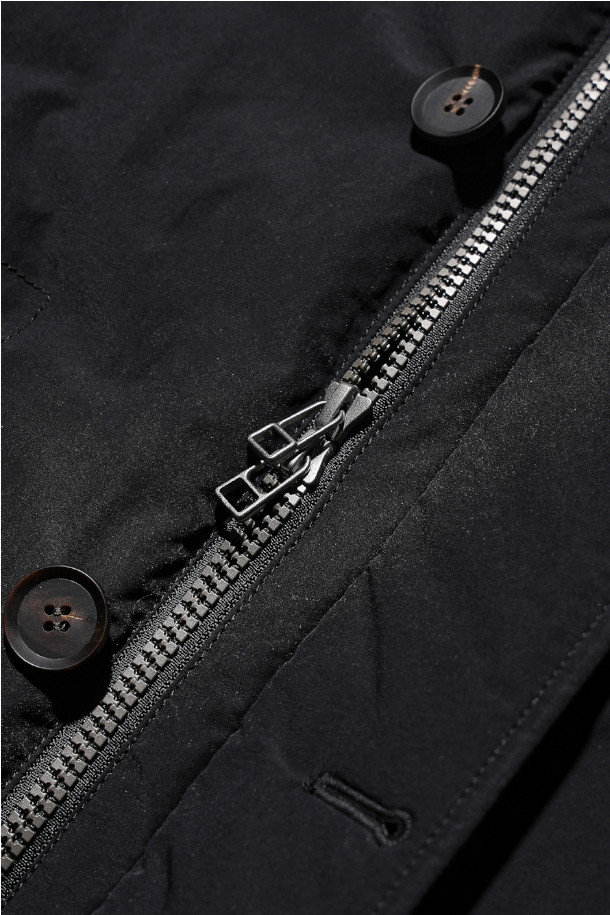 블랙 컬러의 구스다운 스목 파카입니다. 릴랙스 핏으로 제작되었으며, 일상, 가벼운 액티브웨어, 그리고 여행 시에도 활용 가능합니다. 고밀도 폴리에스테르와 나일론 혼방 소재에 발수 가공을 더해, 겨울철 추위와 눈, 비로부터 신체를 보호합니다. 90:10 비율의 구스다운 충전재를 사용하여 보온성을 극대화했으며, 영국 해군 유니폼에서 영감을 얻은 디자인에 실용적인 포켓 디테일을 더했습니다. 클래식하면서도 모던한 무드를 연출하며, 풀오버 스타일의 두꺼운 긴소매 파카입니다.
