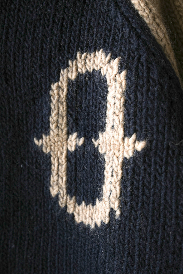 **HEAVY WOOL Cardigan 헤비 울 가디건 - Navy/Camel**

클래식과 빈티지 무드를 아우르는 헤비 울 가디건입니다. 두꺼운 두께감의 울 소재로 제작되어 겨울철에도 뛰어난 보온성을 제공하며, 거친 촉감이 특징입니다. 네이비와 카멜 두 가지 컬러로 출시되었으며, 잦은 착용에도 변형 없이 튼튼하게 유지됩니다. 코위찬 니트에서 영감을 받은 디자인에 빈티지 베이스볼 재킷의 모티브를 더했으며, YKK Excella 지퍼를 사용하여 고급스러움을 더했습니다. 출근룩, 캐주얼룩, 미니멀룩 등 다양한 스타일에 활용하기 좋습니다.
