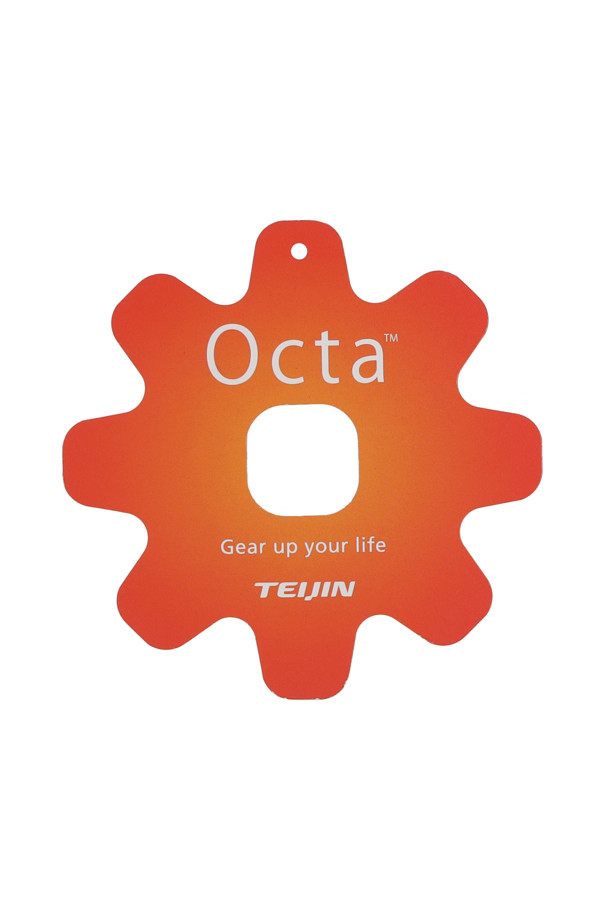 (AND WANDER) 피쉬테일 옥타 코트 - 블랙은 일상과 아웃도어 활동 모두에 적합한 남녀 공용 아우터입니다. 가을, 겨울 시즌 착용을 권장하며, 스포티하고 밀리터리한 스타일을 연출합니다. 옥타 소재를 사용하여 제작되었으며, 롱 기장에 두꺼운 두께감으로 보온성을 높였습니다. 플리스 안감 후드, 벨크로/지퍼 하이넥, 반사 테이프 지퍼 포켓 등의 디테일이 돋보이며, 출근룩과 여행룩, 캐주얼, 미니멀, 스포티 스타일을 즐기는 분들께 추천합니다.
