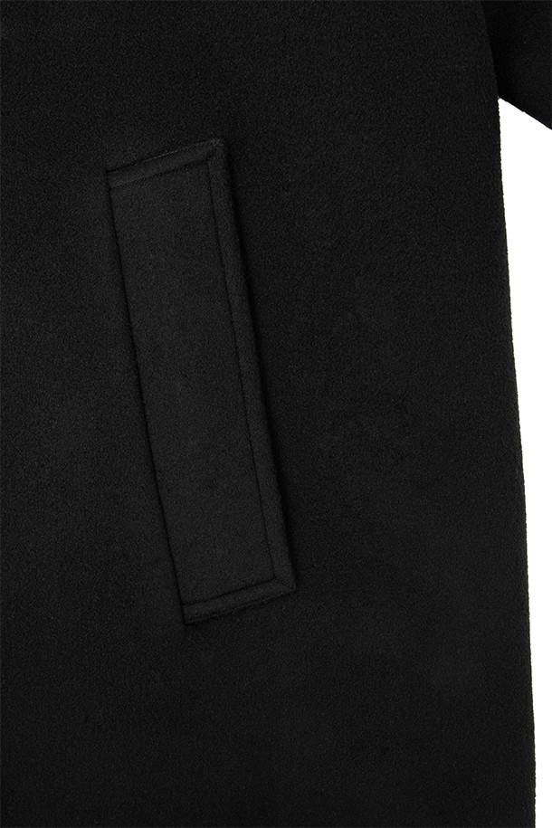 발마칸 코트 - 블랙은 호주산 파인 램스울을 사용하여 부드러운 촉감을 선사하며, 가을과 겨울 시즌에 적합한 두꺼운 두께감으로 제작되었습니다. 래글런 소매와 웰트 포켓, 안주머니, 칼라 비조 디테일이 돋보이는 발마칸 코트입니다. A라인 핏에 무지 패턴, 롱 기장으로 클래식하고 베이직한 스타일을 연출합니다. 버튼 여밈 방식의 블랙 컬러 코트로, 출근룩, 겨울 데일리룩, 비즈니스 캐주얼 등 다양한 TPO에 활용 가능합니다. 미니멀하고 시크한 스타일을 선호하는 남성분들께 추천합니다.
