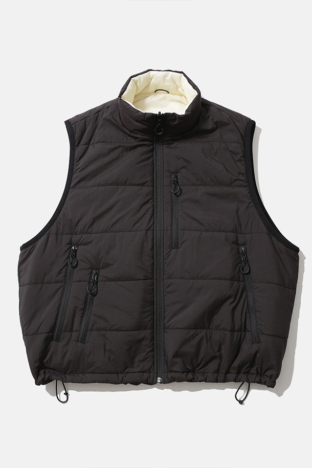 리버서블 퍼프 베스트 - 블랙/에크루는 남성용 아우터 베스트입니다. 캐주얼, 스포티, 미니멀한 스타일을 모두 아우르며, 가을과 겨울 두 계절에 걸쳐 데일리룩, 산책룩, 여행룩에 폭넓게 활용할 수 있습니다. 블랙과 에크루, 두 가지 컬러로 출시되어, 리버서블 디자인으로 한 벌로 두 가지 스타일을 연출할 수 있습니다. 루즈핏에 지퍼형 여밈 방식, 스탠드 카라, 지퍼 포켓, 사이드 포켓, 밑단 스토퍼, 그리고 신슐레이트 충전재를 적용하여 보온, 방수, 통기 기능을 제공합니다. 나일론 소재로 제작되어 두꺼운 두께감을 자랑합니다.
