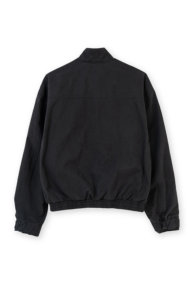 1980년대 빈티지 아웃도어 자켓을 재해석한 EXPLORER 재킷 - 블랙입니다. 면 소재의 스탠다드핏으로 제작되어 캐주얼하고 레트로한 스타일을 연출하며, 봄, 가을에 적합합니다. 바틱 가공 처리를 통해 빈티지한 무드를 더했으며, 양쪽 지퍼 포켓과 뒷면 대형 포켓 2개로 실용성을 높였습니다. 일상, 아웃도어 활동은 물론, 동네 마실룩, 여행룩, 가을 나들이룩 등 다양한 TPO에 활용하기 좋습니다. 자연스러운 경년변화가 특징이며, 부드러운 촉감의 중간 두께 자켓입니다.
